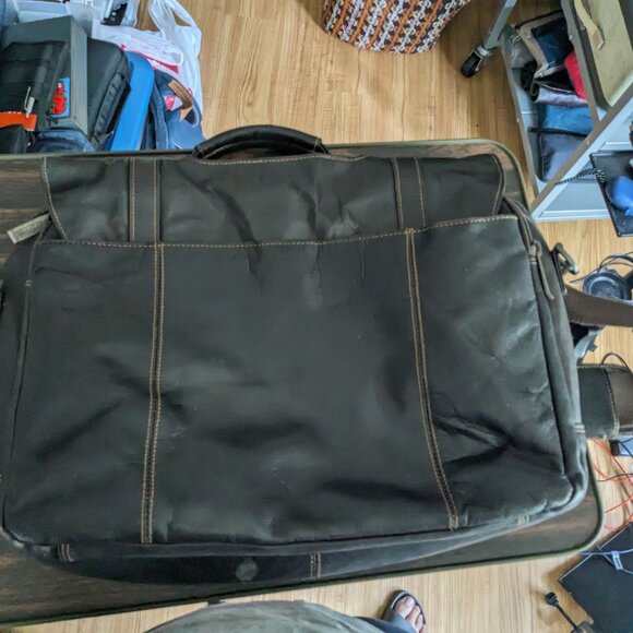 Kenneth Cole Reaction Messenger Bag Genuine LEATHER Laptop Briefcase - Picture 8 of 9